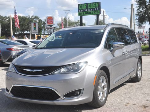 Used 2018 Chrysler Pacifica Limited FWD image 19