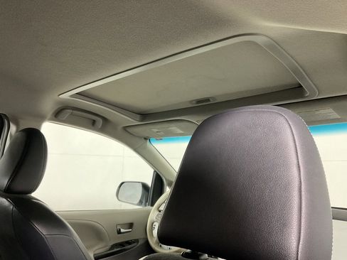 Used 2012 Toyota Sienna SE image 2