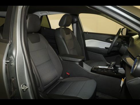 Certified 2025 Chevrolet Trax LT FWD image 27