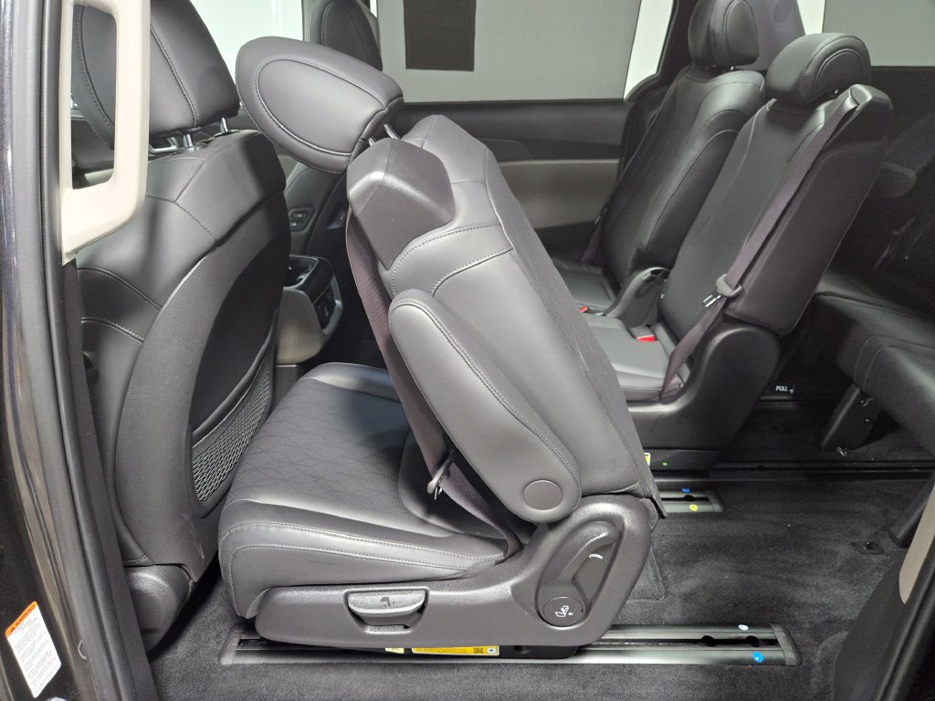 Used 2025 Kia Carnival SX FWD image 41