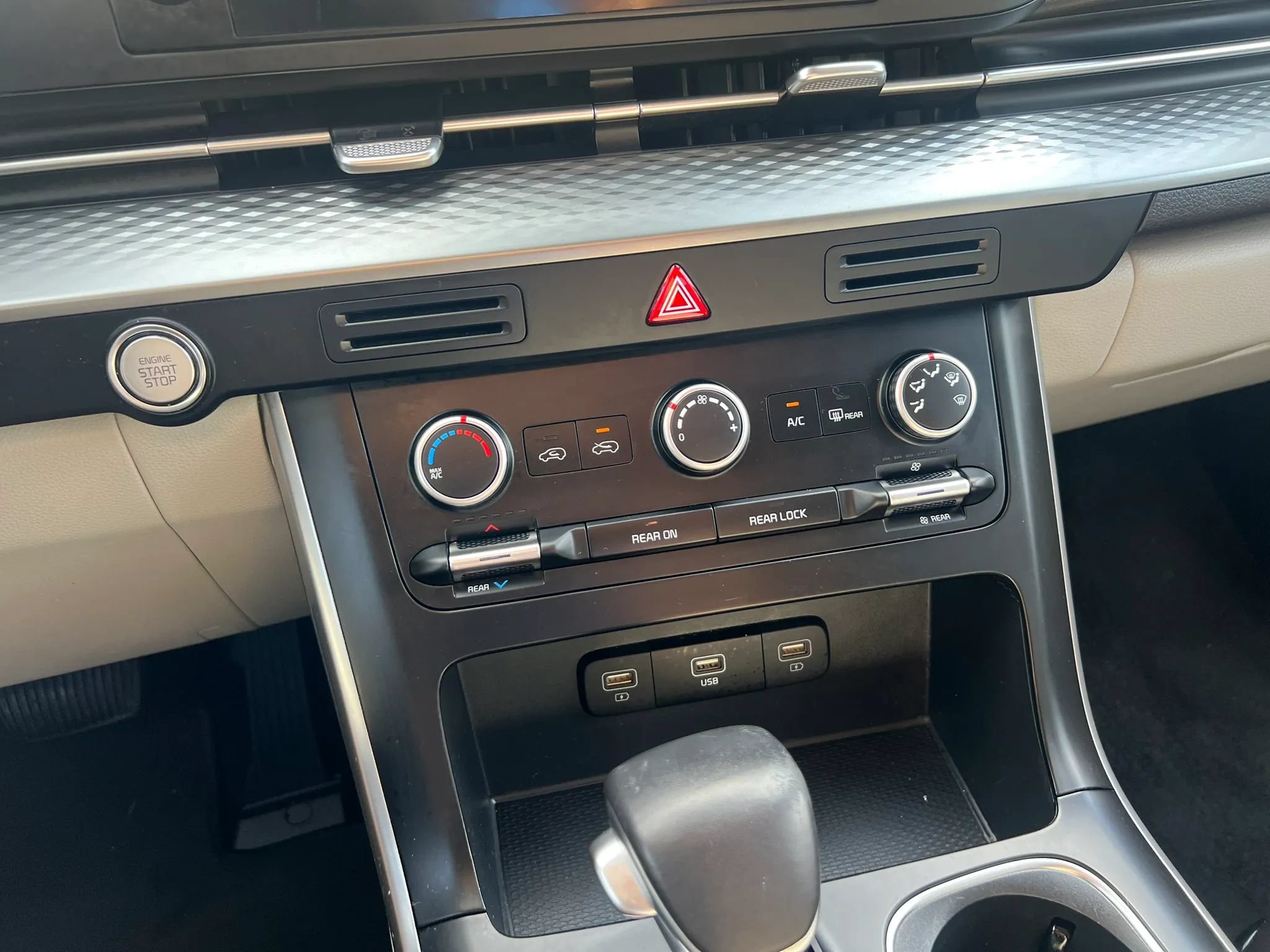 Used 2023 Kia Carnival LX FWD image 24