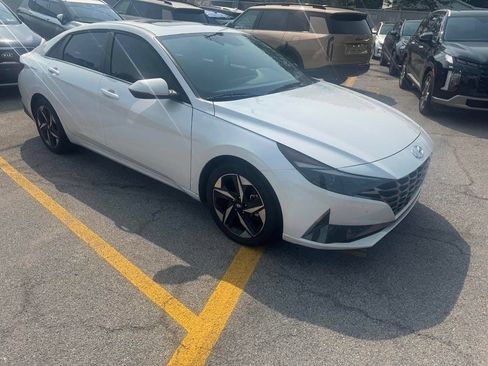 Used 2021 Hyundai Elantra SEL w/ Convenience + Premium Package FWD image 3