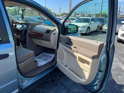 Used 2008 Chrysler Town & Country LX image 13