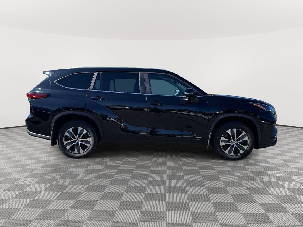 Used 2023 Toyota Highlander XLE AWD/4WD image 8