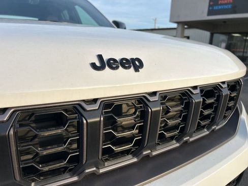 New 2026 Jeep Grand Cherokee Altitude AWD/4WD image 33