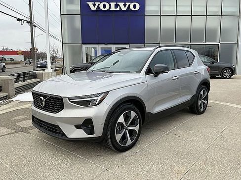 Certified 2025 Volvo XC40 B5 Plus image 3