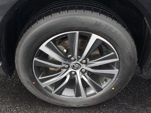 Used 2023 Toyota Venza LE AWD/4WD image 23