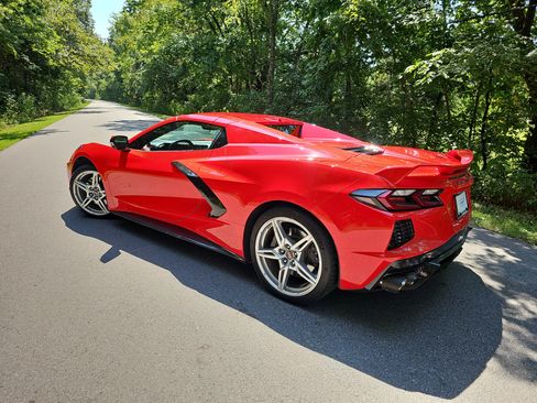 Used 2021 Chevrolet Corvette Stingray Convertible w/ Z51 Performance Package RWD image 7