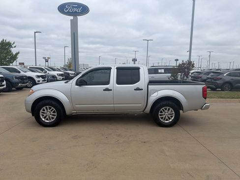 Used 2016 Nissan Frontier SV image 2