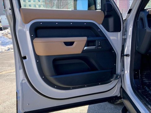 New 2026 Land Rover Defender 110 X-Dynamic SE image 10