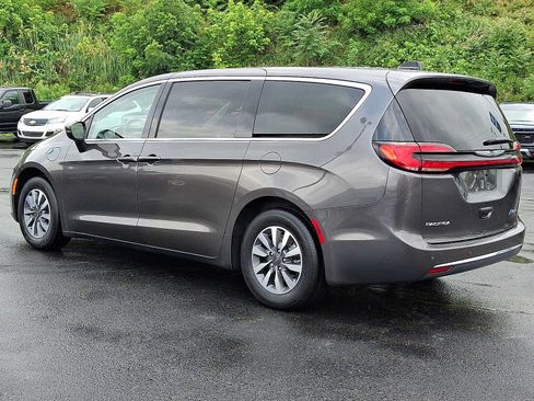 Used 2023 Chrysler Pacifica Touring-L FWD image 4