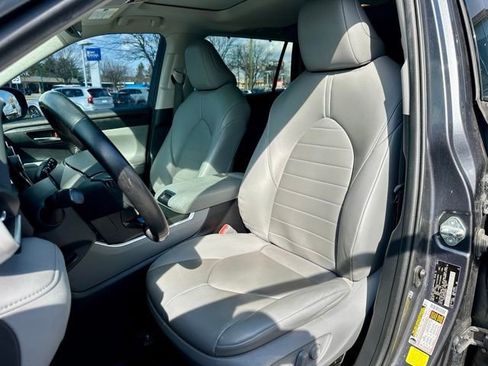 Used 2020 Toyota Highlander XLE image 13