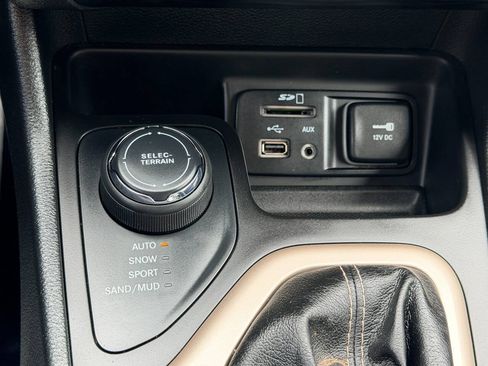Used 2018 Jeep Cherokee Limited w/ Trailer Tow Group AWD/4WD image 49