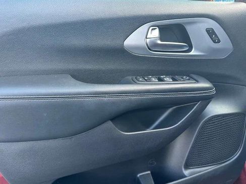 Certified 2022 Chrysler Pacifica Touring-L w/ S Appearance Package image 11