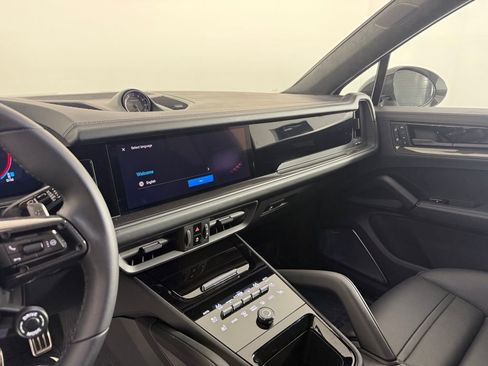 Certified 2025 Porsche Cayenne GTS AWD/4WD image 24