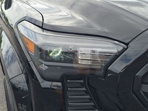 Used 2025 Toyota Tacoma SR image 7