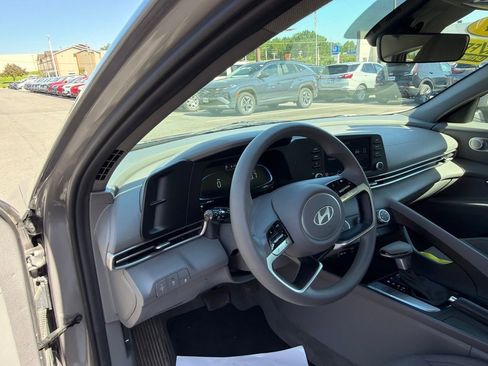 Used 2024 Hyundai Elantra SE FWD image 15