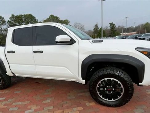 Used 2025 Toyota Tacoma TRD Off-Road image 3