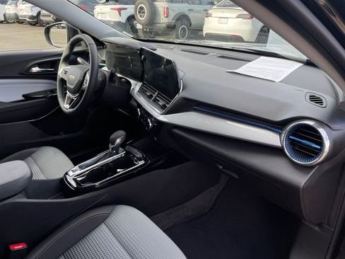 Used 2025 Chevrolet Trax LT w/ LT Convenience Package image 44
