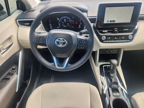 Used 2024 Toyota Corolla Cross XLE w/ Convenience Package AWD/4WD image 28