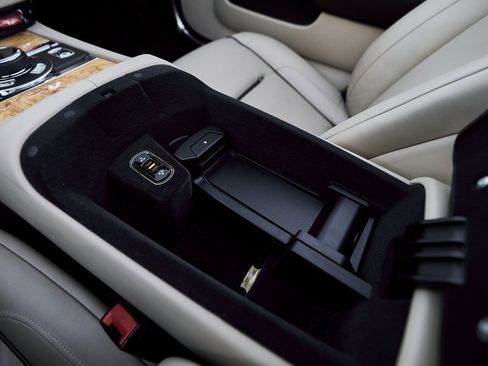 Used 2017 Rolls-Royce Dawn image 57