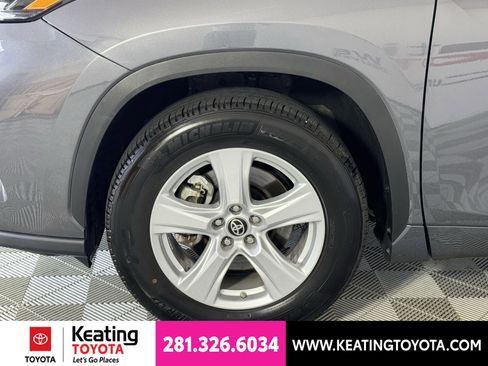 Used 2025 Toyota Highlander LE FWD image 30
