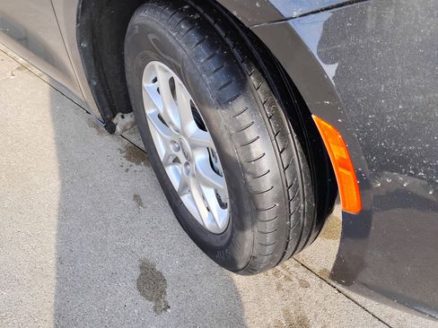 Used 2022 Chrysler Pacifica Touring-L image 27