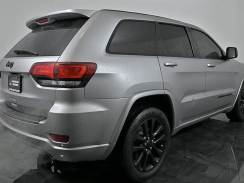 Used 2020 Jeep Grand Cherokee Altitude RWD image 10