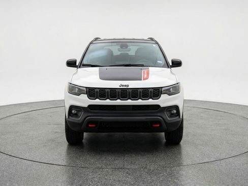 Used 2025 Jeep Compass Trailhawk AWD/4WD image 2