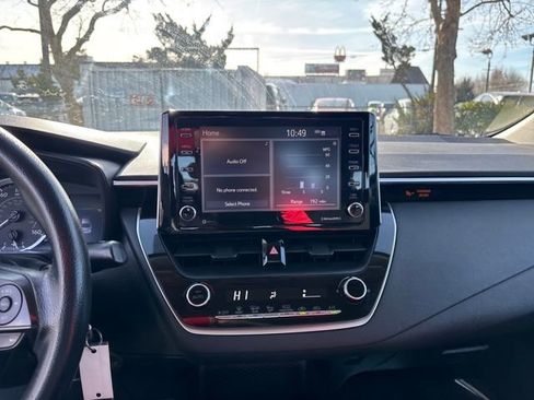 Used 2021 Toyota Corolla LE image 19