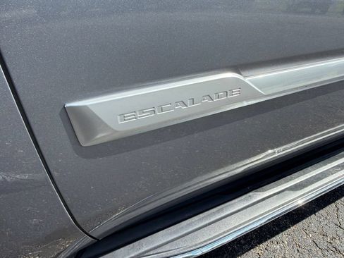 Used 2019 Cadillac Escalade ESV Luxury AWD/4WD image 17