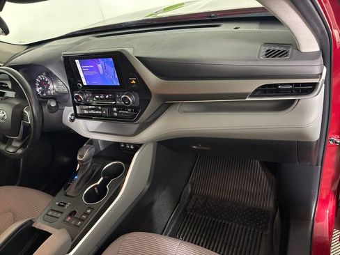 Used 2023 Toyota Highlander LE AWD/4WD image 29