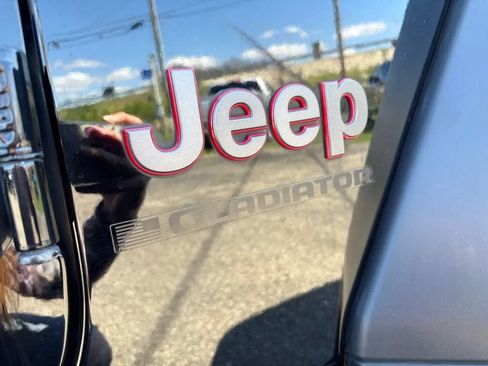 Used 2023 Jeep Gladiator Rubicon w/ Cold Weather Group AWD/4WD image 10
