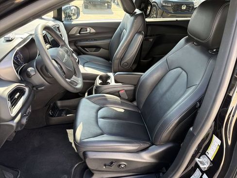 Used 2025 Chrysler Pacifica Select FWD image 13
