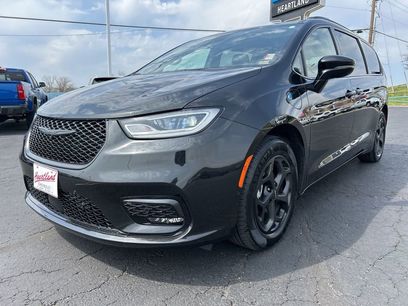 Used 2024 Chrysler Pacifica Premium