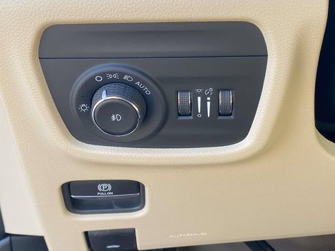 Used 2026 Jeep Grand Cherokee Limited w/ Luxury Tech Group II AWD/4WD image 18