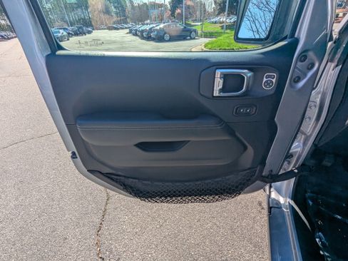 Used 2018 Jeep Wrangler Unlimited Sahara image 14