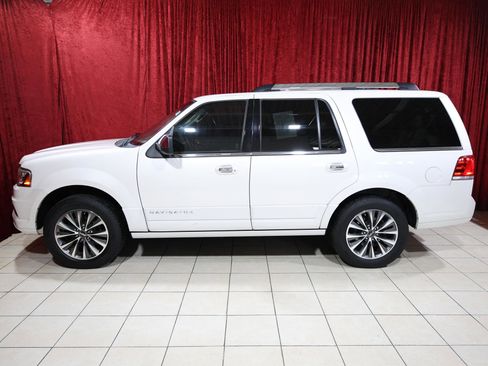 Used 2017 Lincoln Navigator Select image 4