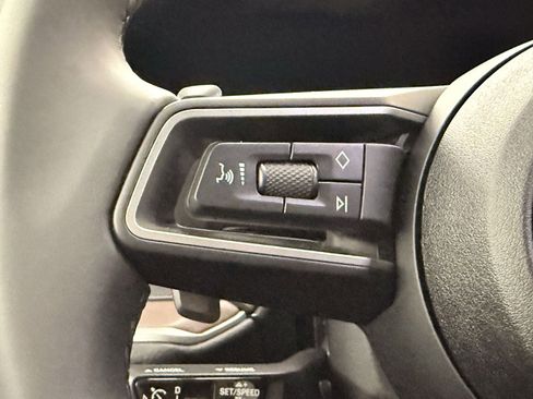 Used 2025 Porsche Cayenne image 16