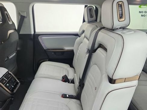 Used 2025 Rivian R1S Premium AWD/4WD image 34