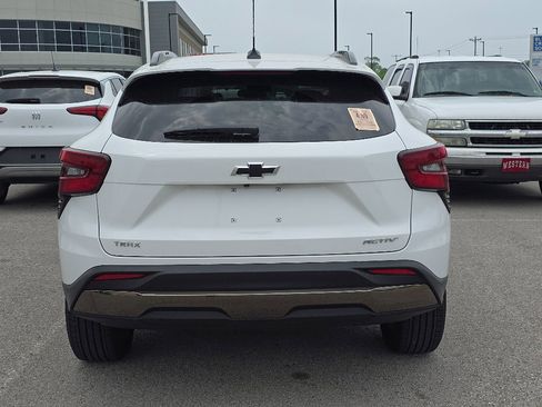 Used 2025 Chevrolet Trax ACTIV FWD image 4