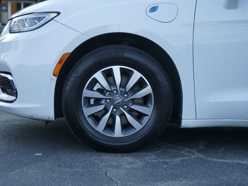 Used 2022 Chrysler Pacifica Touring-L w/ Uconnect Theater Family Group image 13