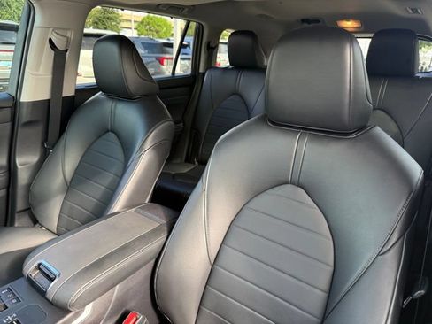 Used 2023 Toyota Highlander XLE FWD image 10