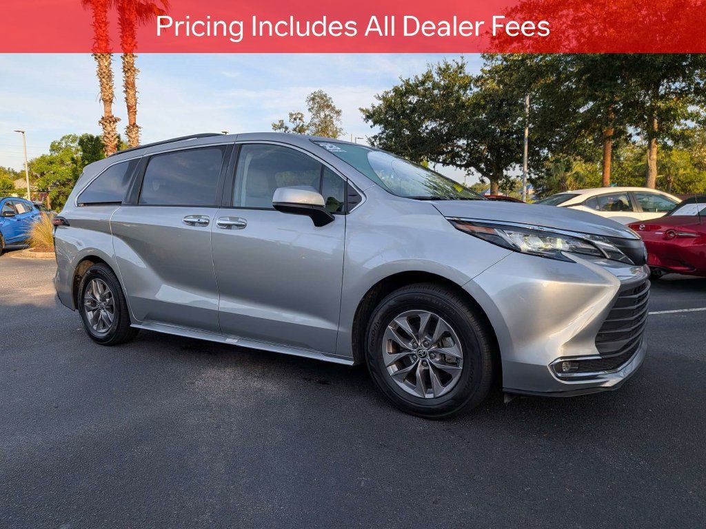 Used 2023 Toyota Sienna XLE FWD image 2