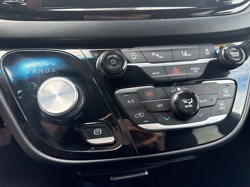 Used 2025 Chrysler Pacifica Select image 18