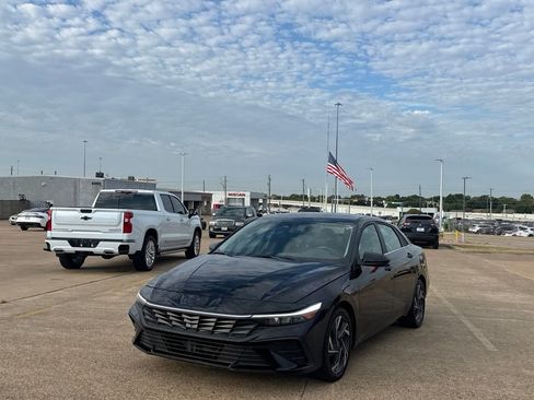 Used 2025 Hyundai Elantra SEL FWD image 8