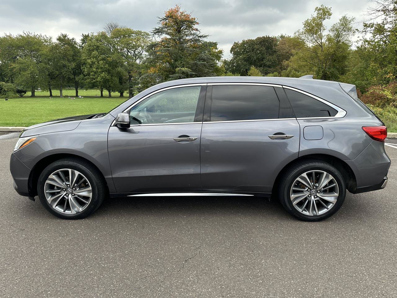 Used 2017 Acura MDX w/ Technology Package AWD/4WD image 9