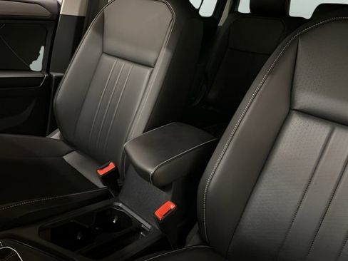 Used 2022 Volkswagen Tiguan SE image 54