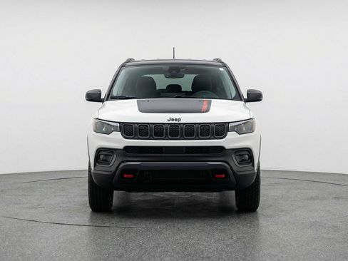 Used 2025 Jeep Compass Trailhawk AWD/4WD image 2