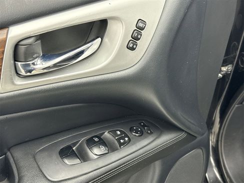 Used 2018 Nissan Pathfinder Platinum image 18